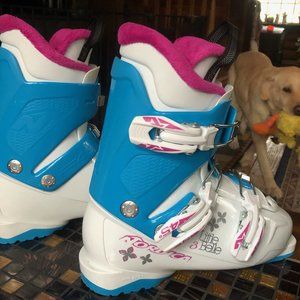 Little Belle Nordica Girls size 22.5 ski boots